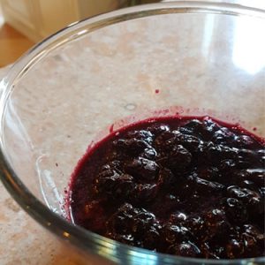 Preparazione della marmellata ai mirtilli per i muffin ai mirtilli e mandorle | Homework & Muffin