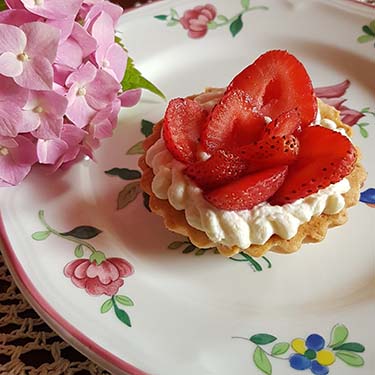 Crostatine con fragole e crema di mandorle per la merenda dolce degli studenti di Scuola Secondaria di I grado | Homework & Muffin