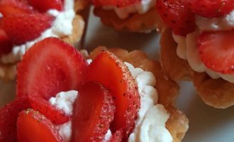 Crostatine con fragole e crema di mandorle per la merenda dolce degli studenti di Scuola Secondaria di I grado | Homework & Muffin