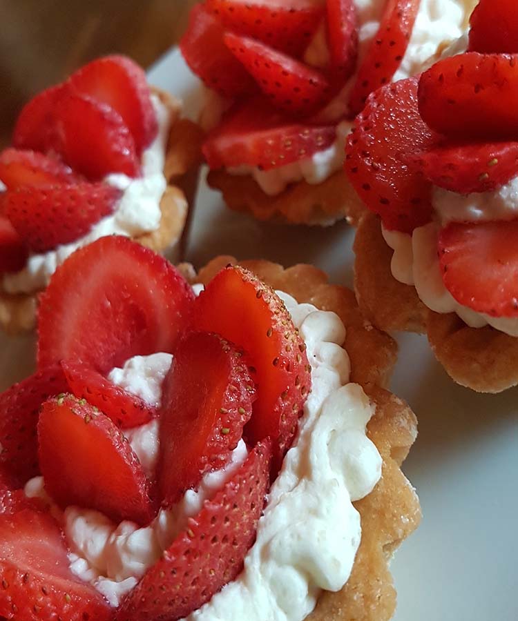 Crostatine con fragole e crema di mandorle per la merenda dolce degli studenti di Scuola Secondaria di I grado | Homework & Muffin