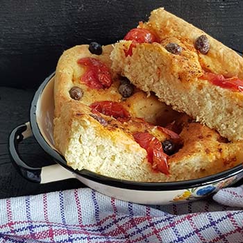 Focaccia pugliese per la merenda salata degli studenti della Scuola Secondaria di I grado a cura di Gabriella Rizzo | Homework & Muffin