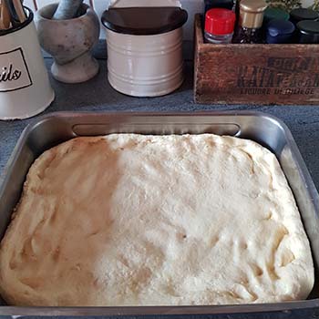 Focaccia pugliese per la merenda salata degli studenti della Scuola Secondaria di I grado a cura di Gabriella Rizzo | Homework & Muffin