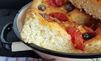 Focaccia pugliese per la merenda salata degli studenti della Scuola Secondaria di I grado a cura di Gabriella Rizzo | Homework & Muffin