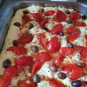 Focaccia pugliese per la merenda salata degli studenti della Scuola Secondaria di I grado a cura di Gabriella Rizzo | Homework & Muffin