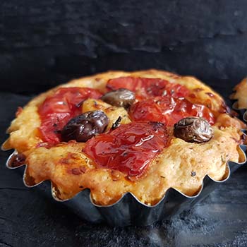 Focaccia pugliese per la merenda salata degli studenti della Scuola Secondaria di I grado a cura di Gabriella Rizzo | Homework & Muffin