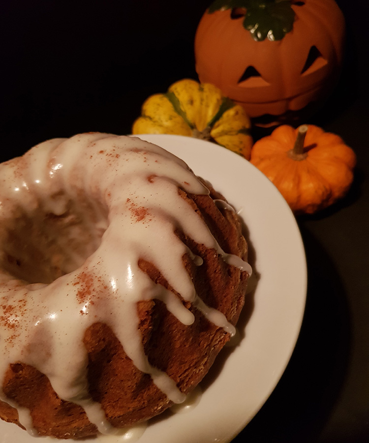 Festeggiamo Halloween con la ciambella alla zucca. Ricetta per la merenda dolce per gli studenti della Scuola Secondaria di I grado | Homework & Muffin