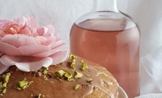 Torta ai pistacchi e mandorle con glassa all'acqua alle rose per la merenda dolce degli studenti della Scuola Secondaria di I grado | Homework & Muffin