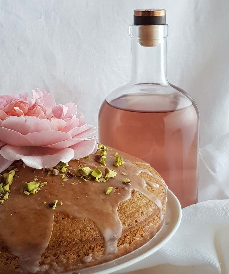 Torta ai pistacchi e mandorle con glassa all'acqua alle rose per la merenda dolce degli studenti della Scuola Secondaria di I grado | Homework & Muffin