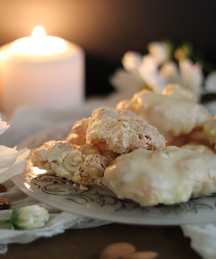 Ossa dei morti: ricetta per il ricordo dei nostri cari. Biscotti con mandorle e nocciole ricoperti di glassa al cioccolato bianco | Homework & Muffin