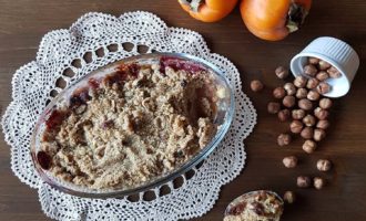 Crumble al kaki e nocciole, merenda dolce per gli studenti della Scuola Secondaria di I grado a cura di Gabriella Rizzo | Homework & Muffin