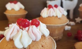 Cupcake alla panna e ribes: ricetta per la merenda dolce per gli studenti della Scuola Secondaria di I grado a cura di Gabriella Rizzo | Homework & Muffin