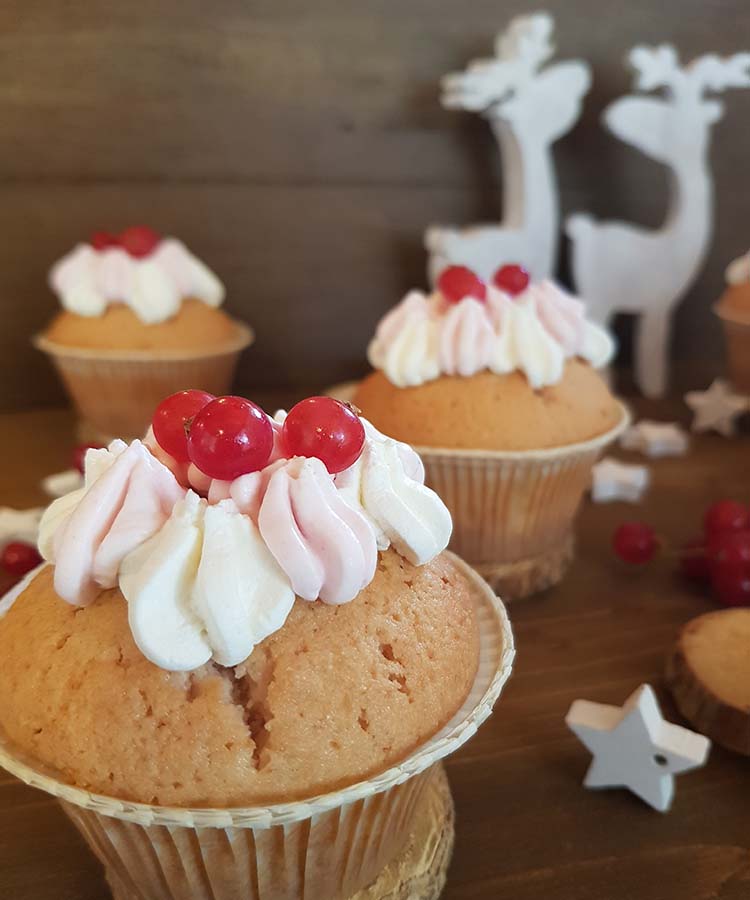 Cupcake alla panna e ribes: ricetta per la merenda dolce per gli studenti della Scuola Secondaria di I grado a cura di Gabriella Rizzo | Homework & Muffin