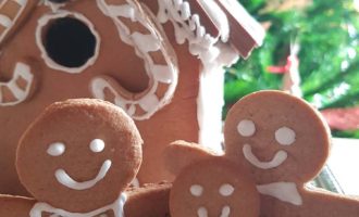 Ricetta a cura di Gabriella Rizzo per preparare insieme ai nostri bimbi una Gingerbread house e dei biscotti pan di zenzero. | Homework & Muffin