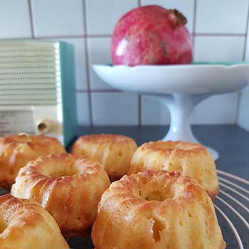 Mini savarin al succo di melagrana e crema per la merenda degli studenti della Scuola Secondaria di I grado a cura di Gabriella Rizzo | Homework & Muffin