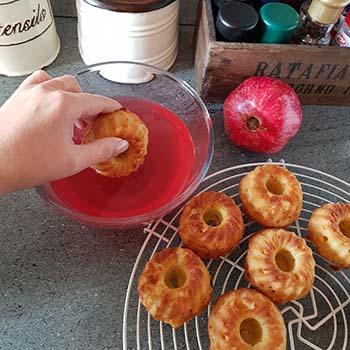 Mini savarin al succo di melagrana e crema per la merenda degli studenti della Scuola Secondaria di I grado a cura di Gabriella Rizzo | Homework & Muffin