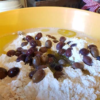 Panini con le olive per la vigilia della festa dell'Immacolata secondo la tradizione culinaria pugliese a cura di Gabriella Rizzo | Homework & Muffin