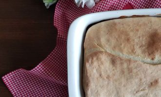 Focaccia con indivia riccia, formaggio e prosciutto, merenda salata per gli studenti della Scuola Secondaria di I grado | Homework & Muffin