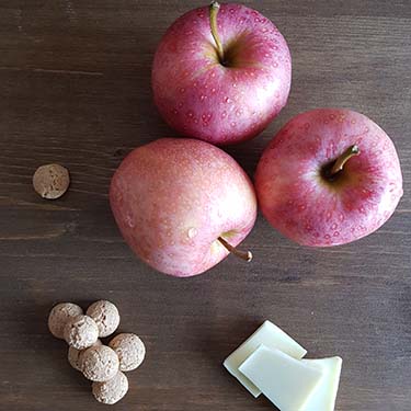 Lollipops di sfoglia con mele, cioccolato e amaretti, ricetta per la merenda dolce degli studenti della Scuola Secondaria di I grado. | Homework & Muffin