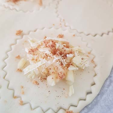 Lollipops di sfoglia con mele, cioccolato e amaretti, ricetta per la merenda dolce degli studenti della Scuola Secondaria di I grado. | Homework & Muffin