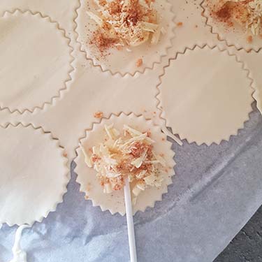 Lollipops di sfoglia con mele, cioccolato e amaretti, ricetta per la merenda dolce degli studenti della Scuola Secondaria di I grado. | Homework & Muffin