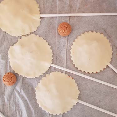 Lollipops di sfoglia con mele, cioccolato e amaretti, ricetta per la merenda dolce degli studenti della Scuola Secondaria di I grado. | Homework & Muffin