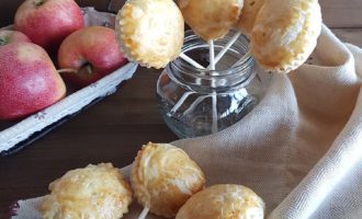 Lollipops di sfoglia con mele, cioccolato e amaretti, ricetta per la merenda dolce degli studenti della Scuola Secondaria di I grado. | Homework & Muffin