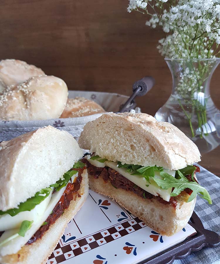 Panini con pomodori secchi e toma piemontese, merenda salata per gli studenti della Scuola sec. di I grado a cura di Gabriella Rizzo | Homework & Muffin