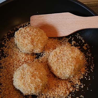Canederli con ricotta affumicata e nocciole, ricetta per la merenda dolce degli alunni della scuola secondaria di I grado a cura di Gabriella Rizzo. | Homework & Muffin