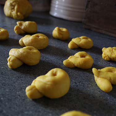 Taralli alla curcuma, ricetta per la merenda salata degli studenti della scuola secondaria di I grado a cura di Gabriella Rizzo | Homework & Muffin