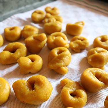 Taralli alla curcuma, ricetta per la merenda salata degli studenti della scuola secondaria di I grado a cura di Gabriella Rizzo | Homework & Muffin