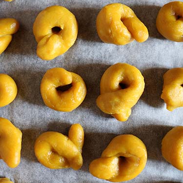 Taralli alla curcuma, ricetta per la merenda salata degli studenti della scuola secondaria di I grado a cura di Gabriella Rizzo | Homework & Muffin