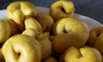 Taralli alla curcuma, ricetta per la merenda salata degli studenti della scuola secondaria di I grado a cura di Gabriella Rizzo | Homework & Muffin