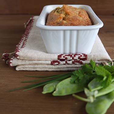 Cake salato con taccole e pancetta, merenda salata per gli studenti della scuola secondaria di I grado a cura di Gabriella Rizzo | Homework & Muffin