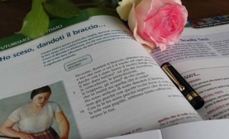 Analisi di "Ho sceso, dandoti il braccio" di E. Montale, approfondimento di italiano per gli studenti della scuola secondaria di I grado | Homework & Muffin