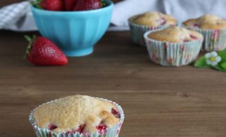 Ricetta dei Muffin alle fragole e cocco per la merenda dolce degli studenti della scuola secondaria di I grado | Homework & Muffin