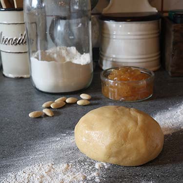 Biscotti alle mandorle e marmellata di bergamotto di Reggio Calabria, ricetta per la merenda dolce a cura di Gabriella Rizzo | Homework & Muffin