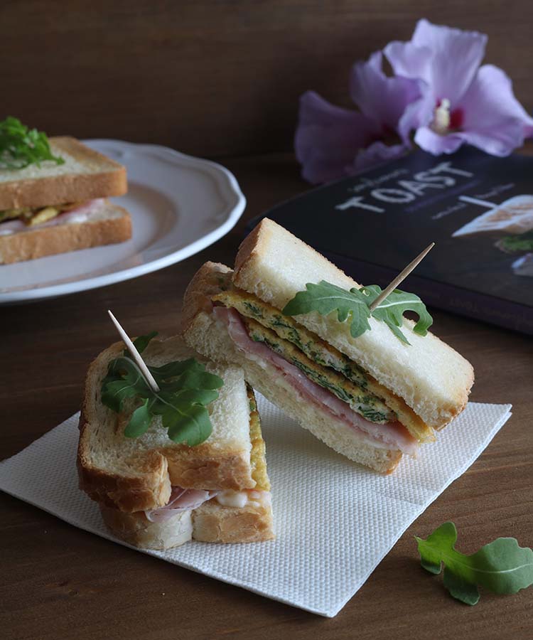 Toast con frittata di rucola, stracchino e cotto, ricetta per la merenda salata tratta da Semplicemente TOAST, di Monique D'Anna. | Homework & Muffin