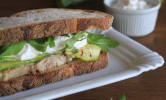 Panini con smeriglio, zucchine, stracciatella e rucola, ricetta per la merenda degli alunni della scuola secondaria di I grado a cura di Gabriella Rizzo