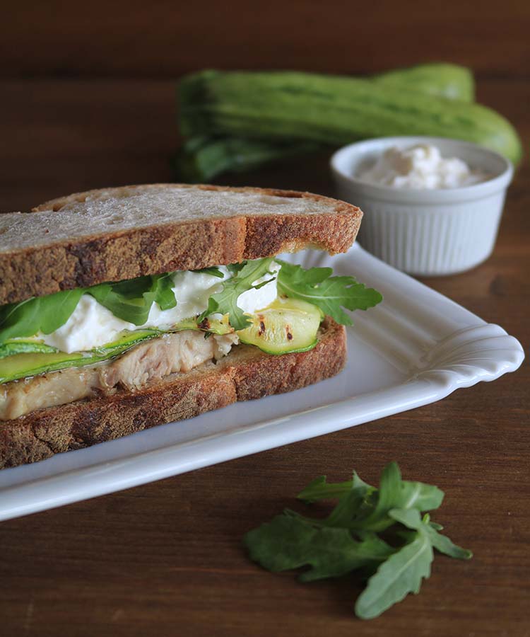 Panini con smeriglio, zucchine, stracciatella e rucola, ricetta per la merenda degli alunni della scuola secondaria di I grado a cura di Gabriella Rizzo