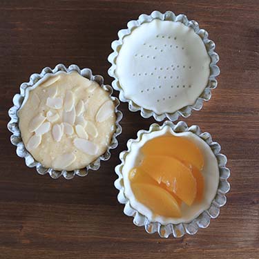 Crostatine con crema frangipane e pesche, merenda dolce per gli alunni della Scuola Secondaria di I grado a cura di Gabriella Rizzo. | Homework & Muffin