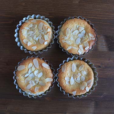 Crostatine con crema frangipane e pesche, merenda dolce per gli alunni della Scuola Secondaria di I grado a cura di Gabriella Rizzo. | Homework & Muffin