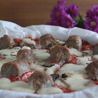Ricetta della Pizza di pane nero di segale con salsiccia di Bra e tartufo, partecipante al contest Lo Pan Ner a cura di Gabriella Rizzo - Homework & Muffin