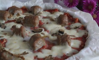 Ricetta della Pizza di pane nero di segale con salsiccia di Bra e tartufo, partecipante al contest Lo Pan Ner a cura di Gabriella Rizzo - Homework & Muffin