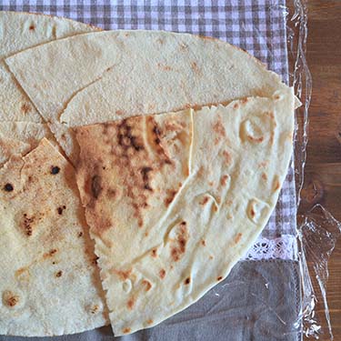 Rotolo di pane carasau, ricetta per la merenda salata per gli studenti della Scuola Secondaria di I grado | Homework & Muffin
