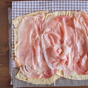 Rotolo di pane carasau, ricetta per la merenda salata per gli studenti della Scuola Secondaria di I grado | Homework & Muffin