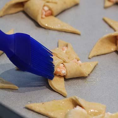 Girandole al formaggio e salmone, ricetta salata per la merenda o per un antipasto, a cura di Gabriella Rizzo | Homework & Muffin