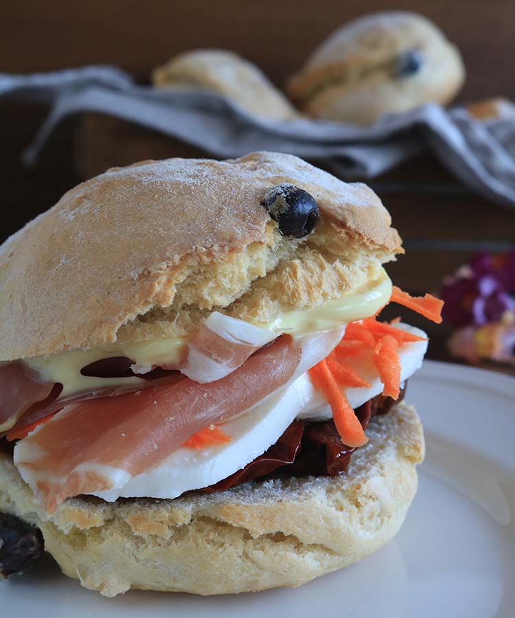 Pucce salentine farcite, ricetta per la merenda salata per gli studenti della Scuola secondaria di I grado a cura di Gabriella Rizzo | Homework & Muffin