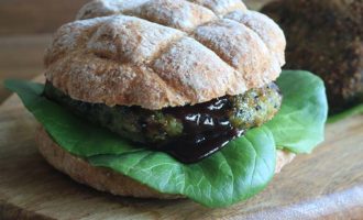 Burger di quinoa, tacchino e spinaci, ricetta per la merenda salata per gli studenti a cura di Gabriella Rizzo | Homework & Muffin