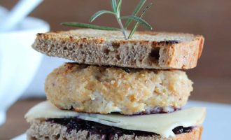 Burger di pollo con salsa ai mirtilli, per la merenda salata per gli studenti della Scuola Sec. di I grado a cura di Gabriella Rizzo | Homework & Muffin