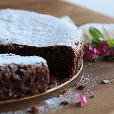 Pasticceria campana: Torta caprese, ricetta per la merenda dolce per gli studenti della Scuola Sec. di I grado a cura di Gabriella Rizzo | Homework & Muffin